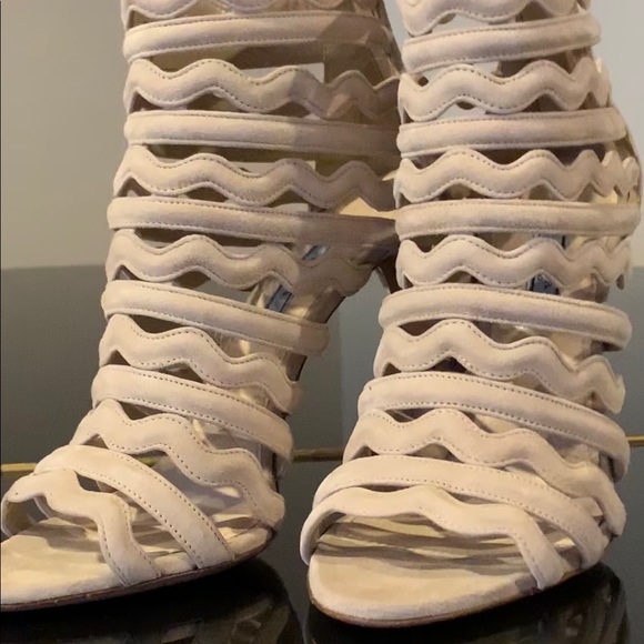 ⭕️ SOLD ⭕️ Prada cream heels - Picture 4 of 8